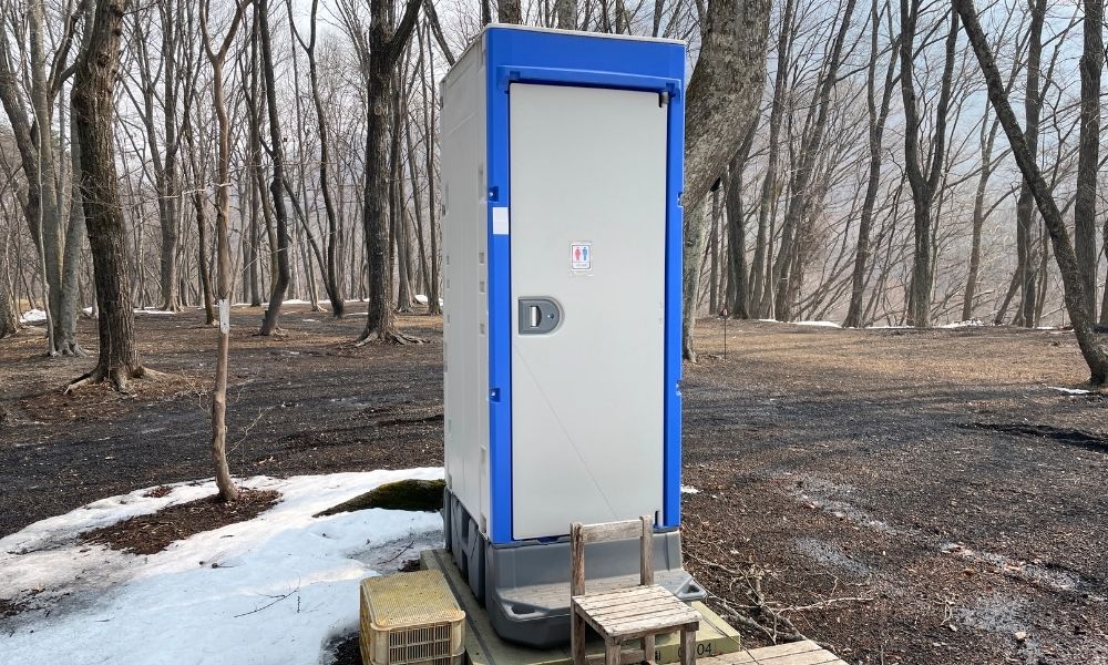 浅間大滝キャンプ場 オートバイサイト&林間サイトの仮説トイレの外観