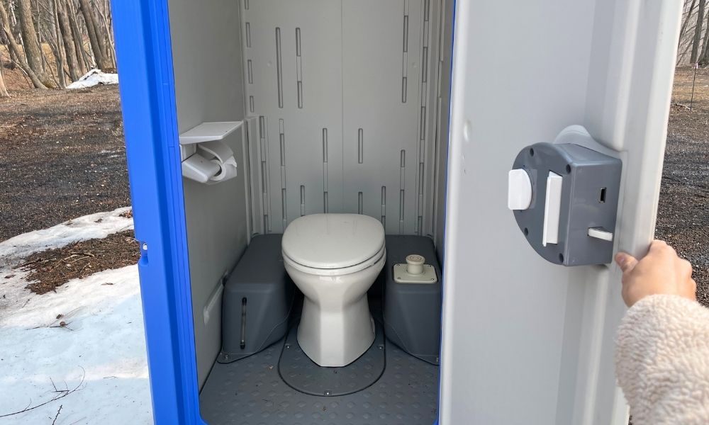 浅間大滝キャンプ場 オートバイサイト&林間サイトの仮説トイレの内観