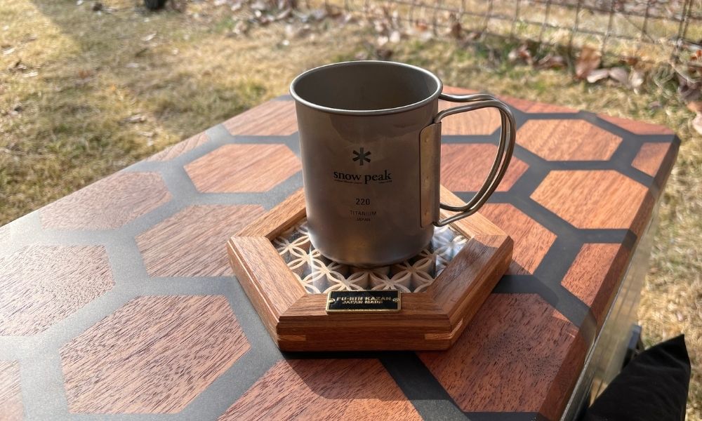 浅間大滝キャンプ場 テーブルの上にコーヒーの入ったマグカップ