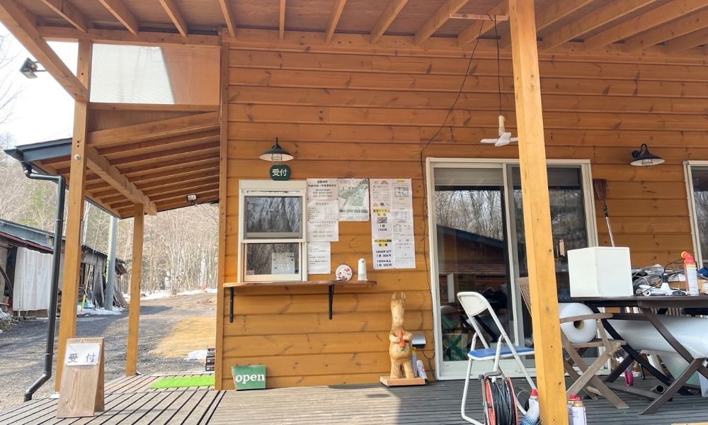 浅間大滝キャンプ場 管理棟 受付の外観
