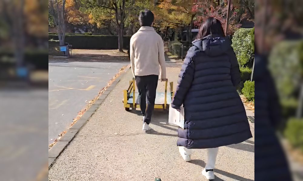 グリーンパーク山東 貸し出しの台車を使ってフリーサイトに荷物を運ぶ