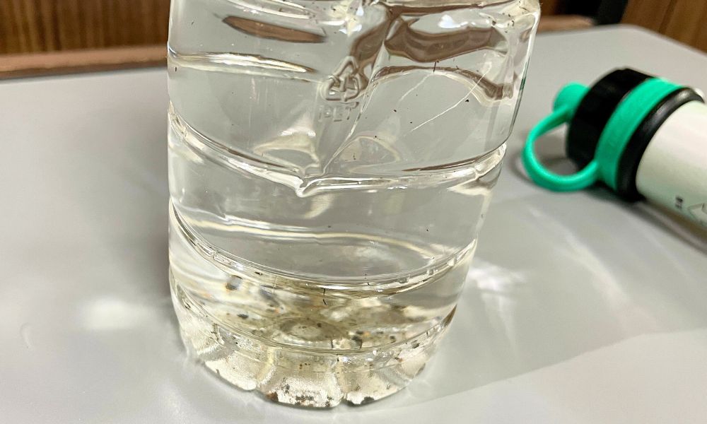 gs-289 携帯浄水器 検証(ビフォー) ペットボトルに入った泥水の底
