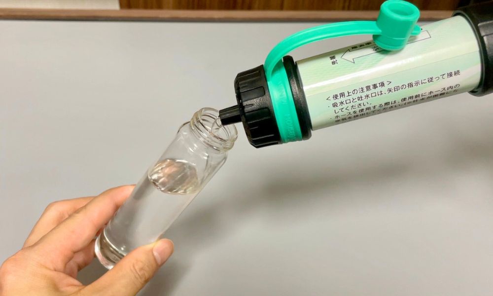 gs-289 携帯浄水器と接続したペットボトルから水を注ぐ