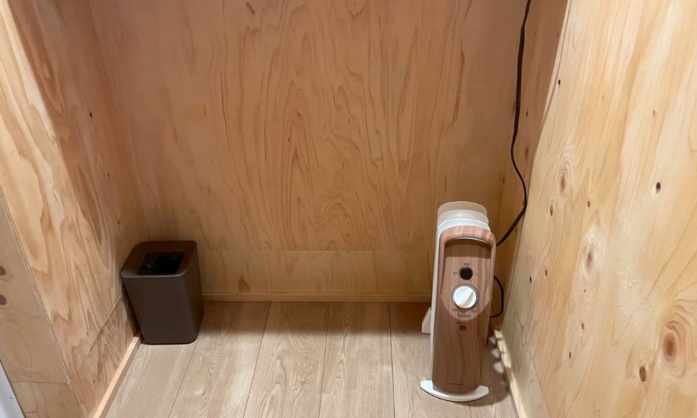 山のハコ-camp studio- シャワー室の内観 ヒーターが置かれている