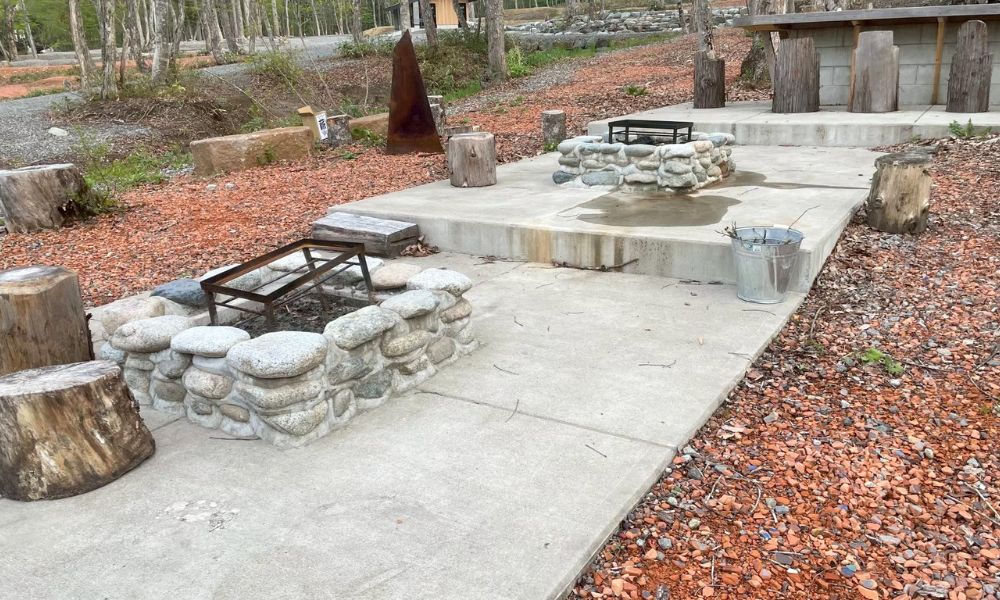 山のハコ-camp studio- 焚き火テラスの外観 焚き火スペースが並んでいる