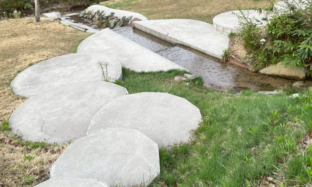 山のハコ-camp studio- HACOKAWA キャンプ場内の整備された川