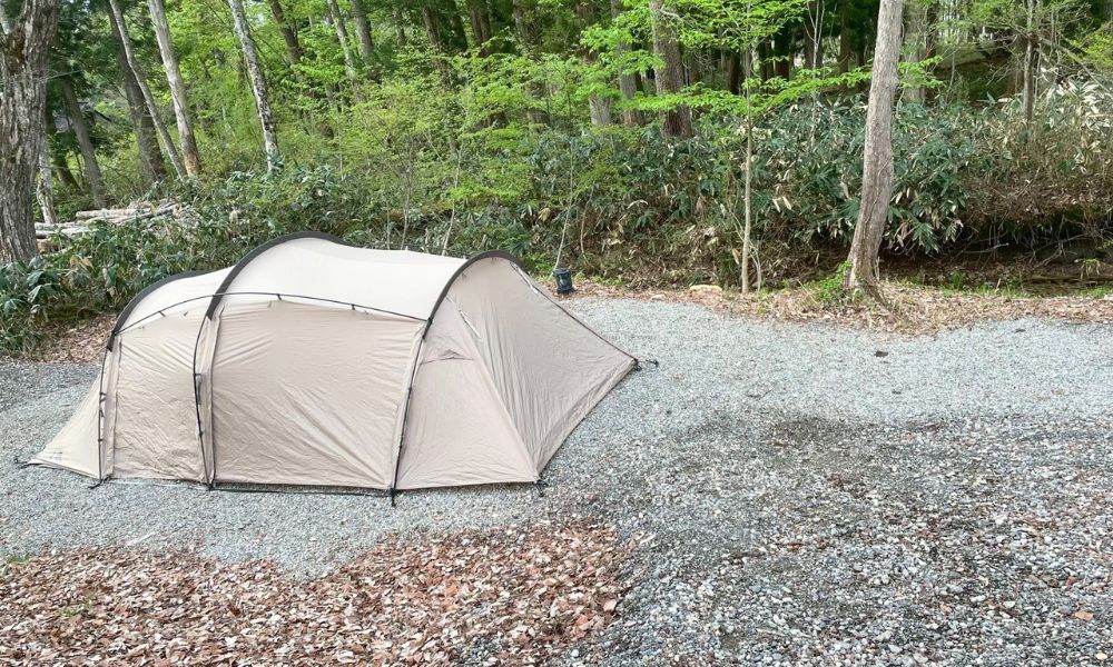 山のハコ-camp studio- リバーオートサイト1にテントを設営した様子(上から)