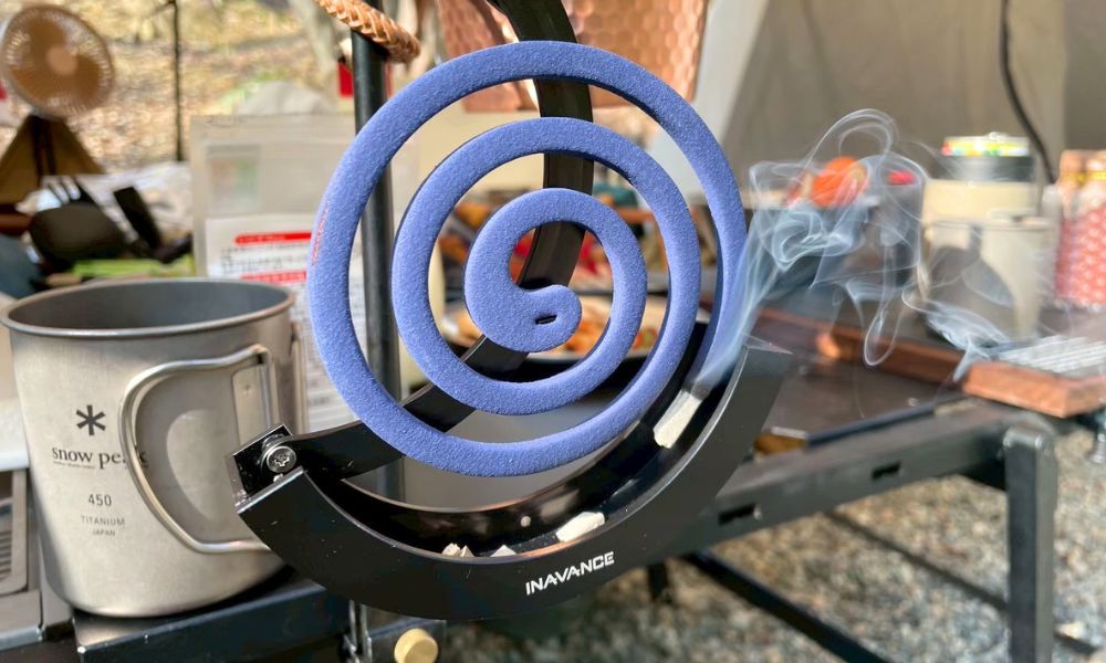 山のハコ-camp studio- 蚊取り線香を焚いて煙が出ている様子