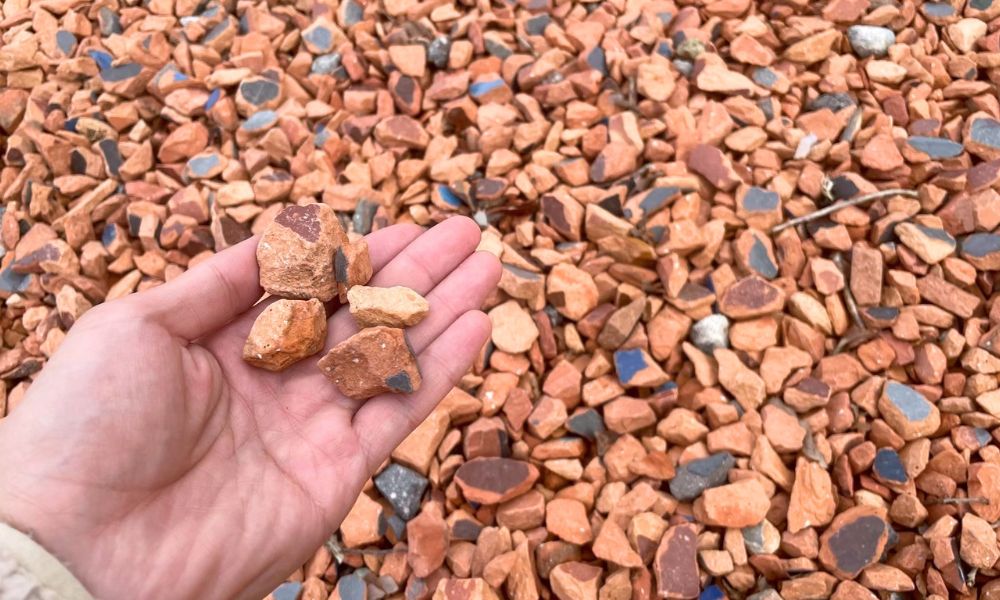 山のハコ-camp studio- 敷き詰められた瓦チップ