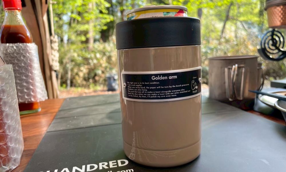 山のハコ-camp studio- テーブルに乗ったお酒の入った缶クーラーのアップ