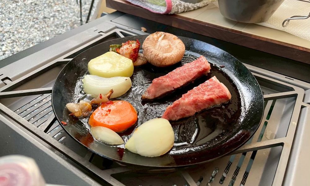 山のハコ-camp studio- 鉄板で肉や野菜を焼いている